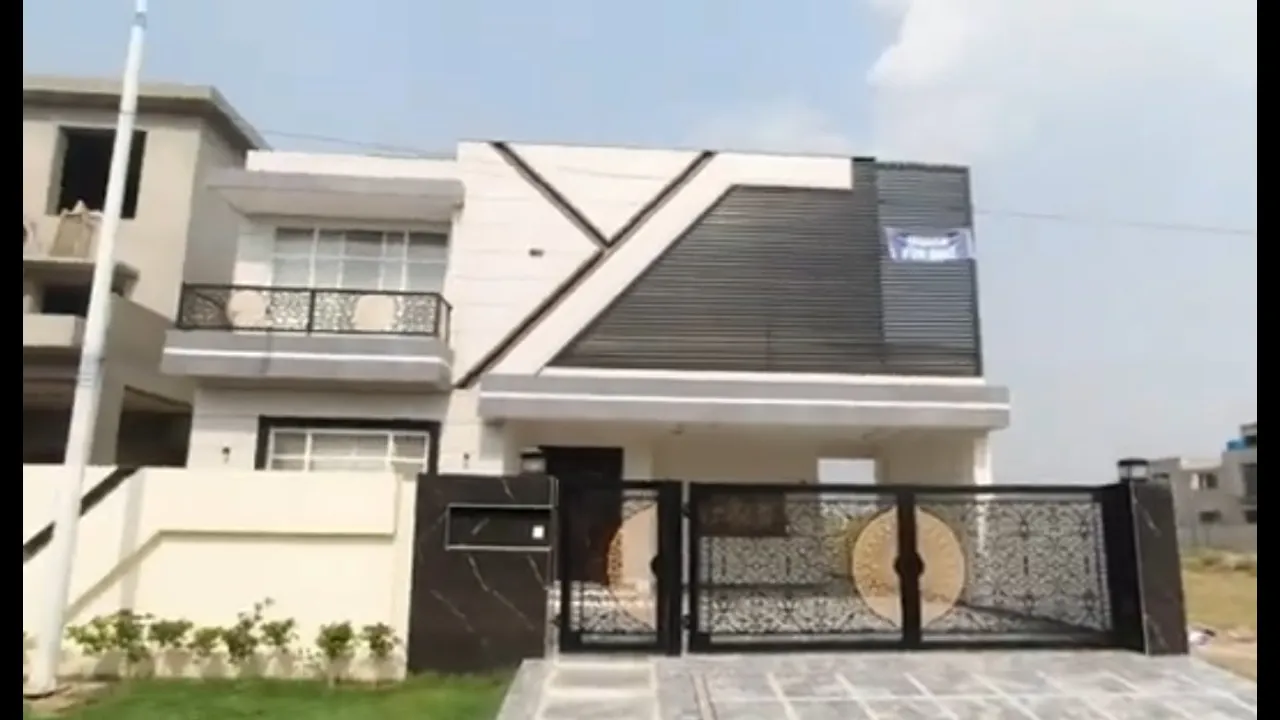 18 MARLA HOUSE FOR SALE IN BANKERS AVENUE COOPERATIVE HOUSING SOCIETY LAHORE