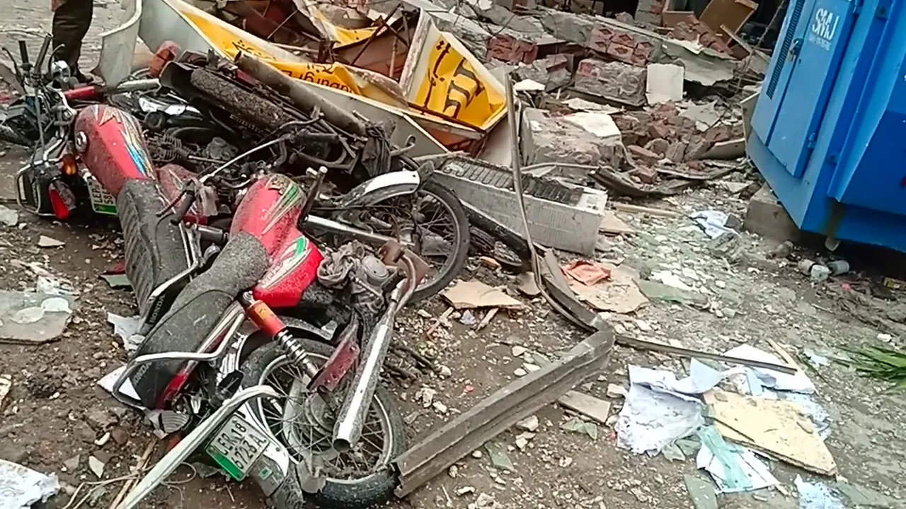 Chauburji Lahore Bank ki building gir gai 97NewsHD tv September 4, 2020