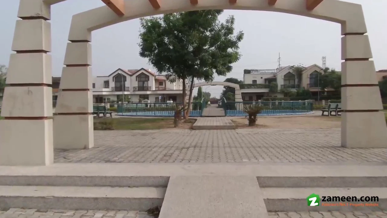 GOOD LOCATION PLOT FOR SALE IN EDEN PALACE VILLAS LAHORE