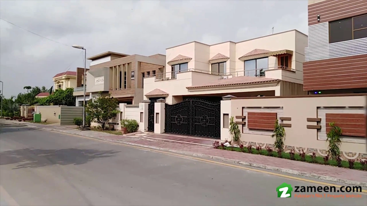 HOUSE FOR SALE AT GOOD LOCATION IN GULBAHAR BLOCK SECTOR C LAHORE