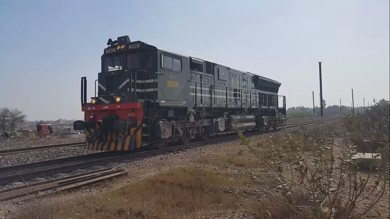 Pakistan Railway  || GE Locomotive || Light Railway Engine Going Towads Lahore Railway Station