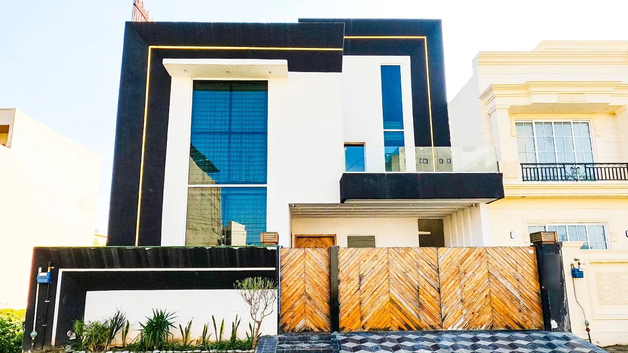 10 MARLA HOUSE FOR SALE IN BANKERS TOWN LAHORE