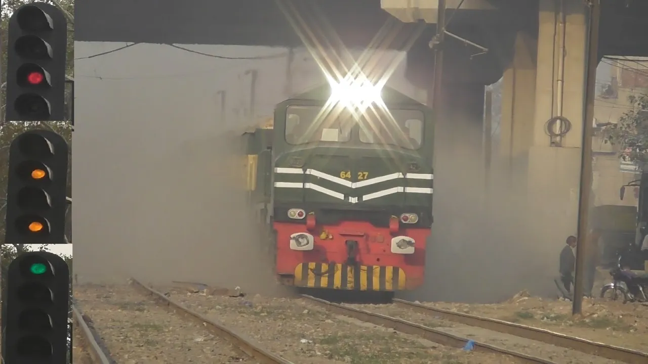 Jaffar Express Raising Dust At Railroad Level Crossing, Lahore || Pakistan Railways