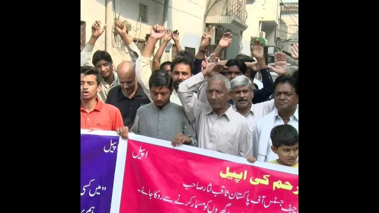 Resident of Bagh Gul Begum Mozang protesting against the demolition of houses