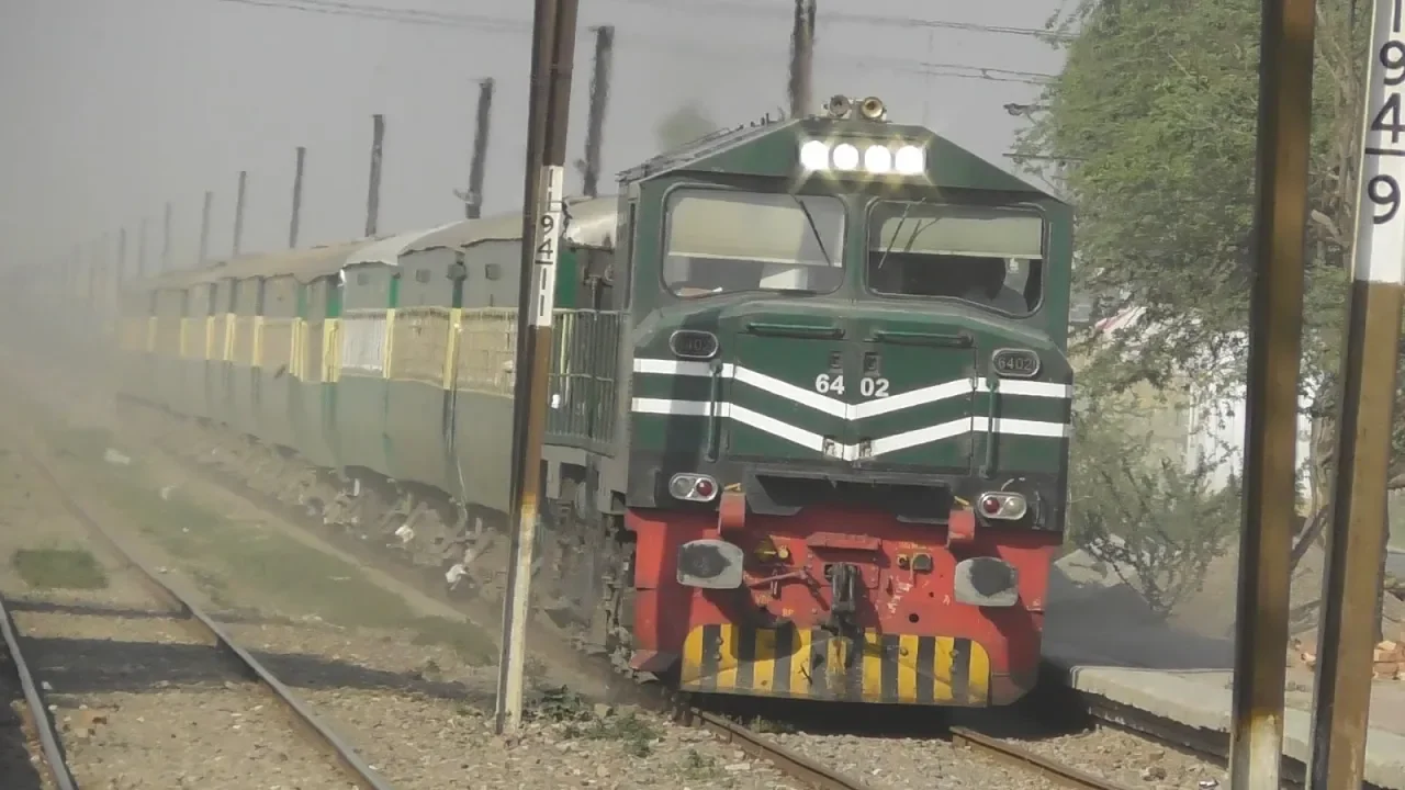 Pakistan Railways || Caterpillar Locomotive ZCU-20 || Jaffar Express Clicking 110 KM/H || Lahore