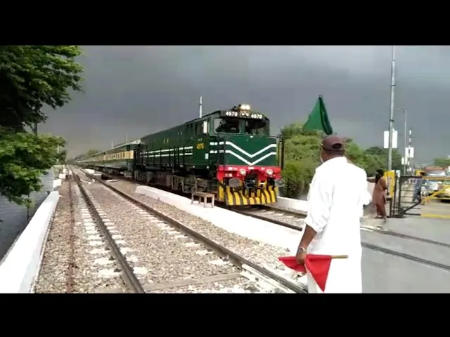 Awesome rainy weather Jaffar express 40dn crossing Lahore czntt area Pakistan Railways