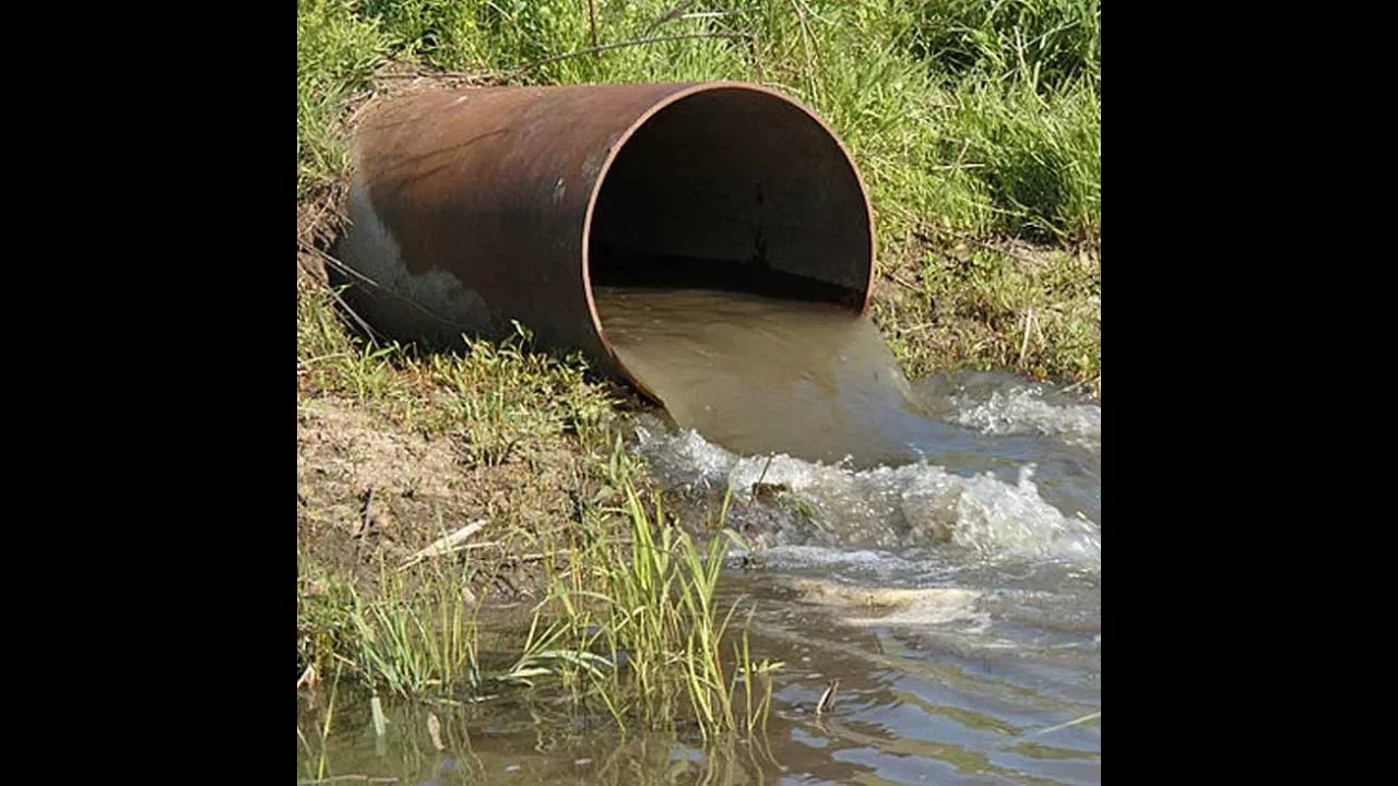 Makkah Colony gets filled with inundated water