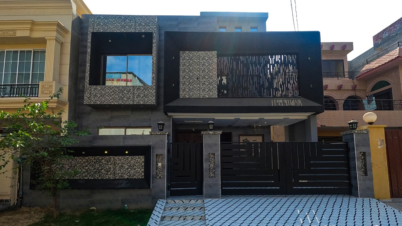 10 MARLA HOUSE FOR SALE IN BANKERS TOWN LAHORE