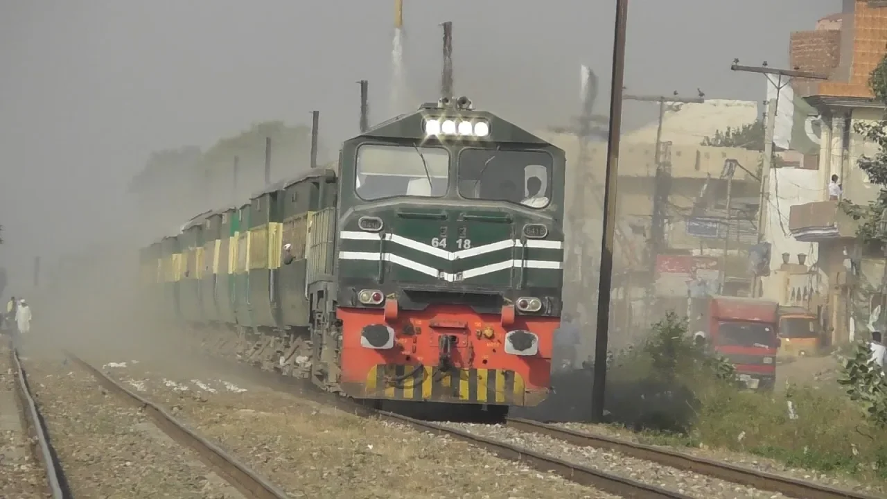 Pakistan Railways ZCU-20-6418 Lead Quetta Bound Jaffar Express Passing Green Town, Lahore