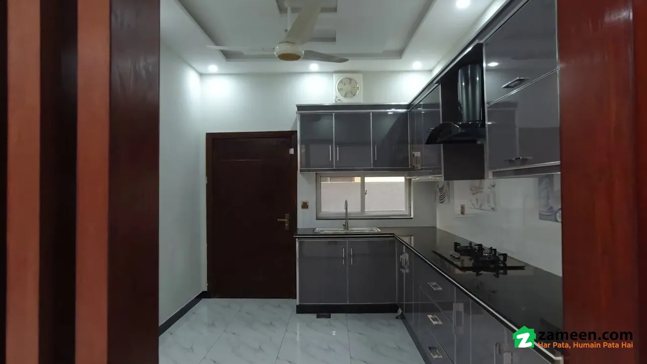 10 MARLA HOUSE FOR SALE IN TAKBEER BLOCK SECTOR B BAHRIA TOWN LAHORE