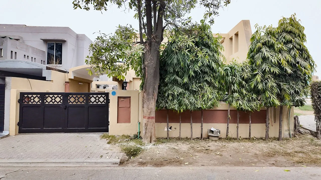 10 MARLA HOUSE FOR SALE IN EDEN AVENUE LAHORE