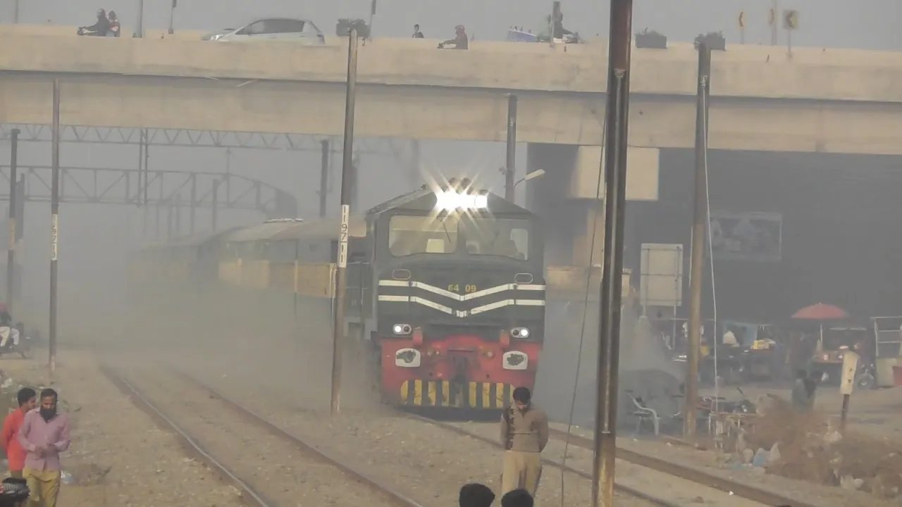 Pakistan Caterpillar Locomotive Hauling Jaffar Express Raising Dust In Dusty (Smog) Weather | Lahore
