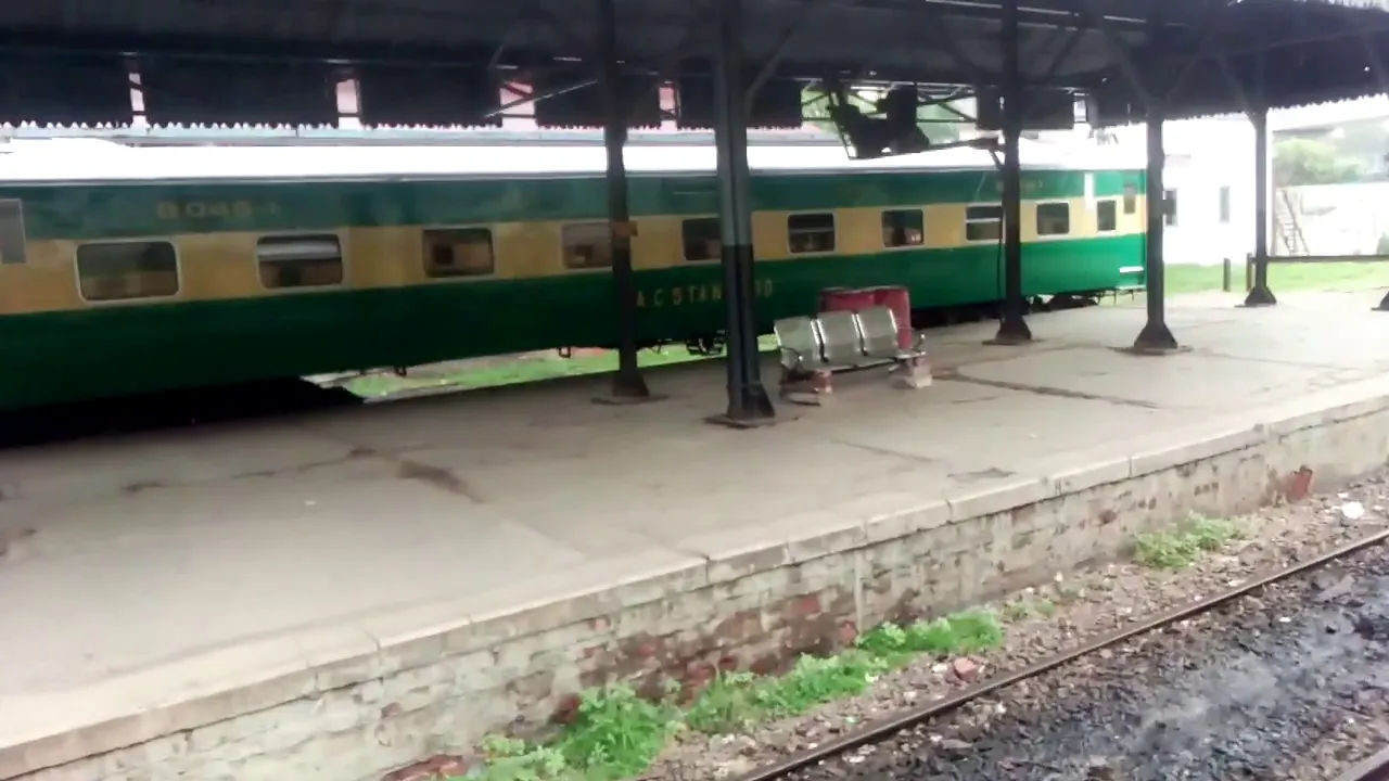 Pakistan Railway Lahore Station ka khobsort Nazara  Chalti train sy