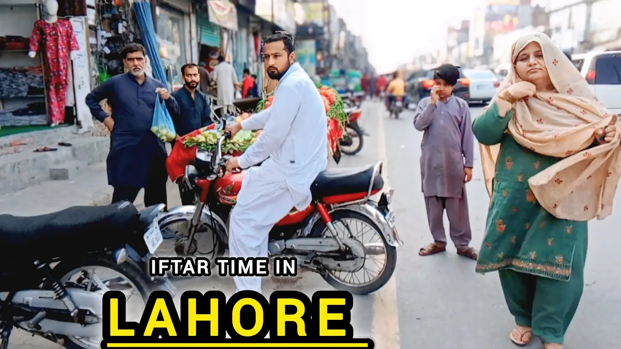 "The Time of iftar at Kacha Jail Road Lahore "  HD Walk "