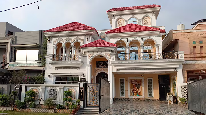 1 Kanal Spanish House for Sale in PGECHS Phase 2, College Road, Lahore!